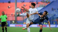 Bek RANS Nusantara FC, Edo Febriansyah, menghentikan laju winger Arema, Adam Alis, dalam duel pekan keenam BRI Liga 1 2022/2023 di Stadion Kanjuruhan, Malang, Rabu (24/8/2022). (Bola.com/Iwan Setiawan)