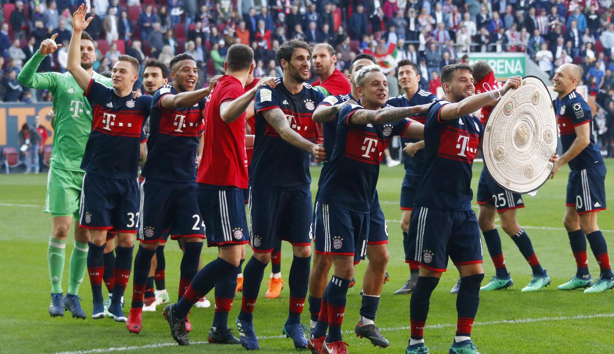 Para pemain Bayern Munchen merayakan gelar juara Bundesliga setelah mengalahkan FC Augsburg, di WWK Arena, Augsburg, Sabtu (7/4/2018). Bayern Munchen menang 4-1 atas FC Augsburg. (AP/Matthias Schrader)