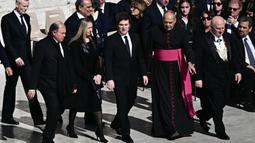Presiden Argentina Javier Milei (tengah) berjalan bersama saudara perempuannya Karina Milei (kedua kiri) saat mereka tiba menjelang upacara pemakaman mendiang Paus Fransiskus di Lapangan Santo Petrus, Vatikan, 26 April 2025. (Filippo MONTEFORTE/AFP)