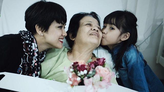 6 Kenangan Manis Nirina Zubir dengan Mendiang Ibu, Penuh Kehangatan