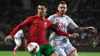 Portugal memulai pertandingan dengan percaya diri. Peluang pertama pasukan Fernando Santos tercipta pada menit ke-14 lewat Cristiano Ronaldo. Sayang, sepakannya masih melebar ke sisi kanan gawang Makedonia Utara. (AFP/Miguel Riopa)