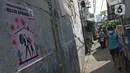 Warga melintas saat penerapan mikro lockdown di zona merah COVID-19 RT 006 RW 01, Gandaria Selatan, Cilandak, Jakarta, Selasa (22/6/2021). Pemerintah Provinsi DKI Jakarta menerapkan mikro lockdown di kampung tersebut lantaran adanya 17 warga yang positif Covid-19. (Liputan6.com/Herman Zakharia)