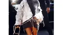 Perpaduan Fur Dress dan motif unik demin ala Hailey Baldwin (Liputan6/IG/haileybieber)