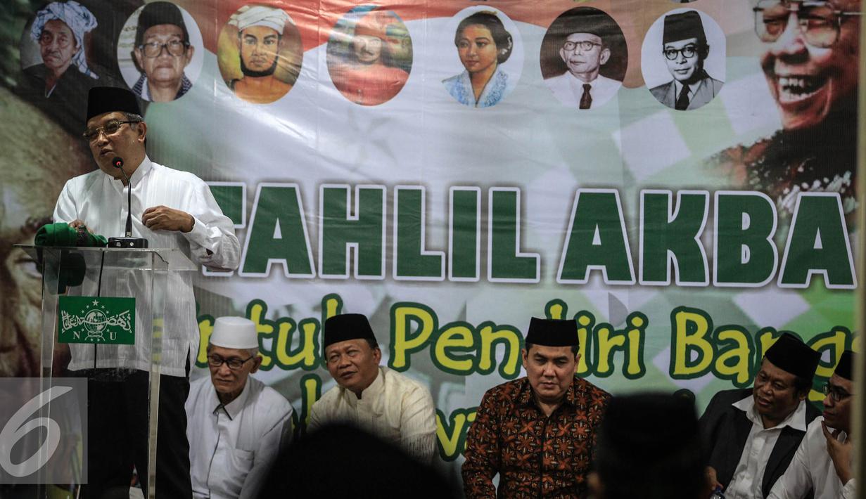 KH.Said Aqil Siradj memberikan tausiah dalam acara Tahlil Akbar di kantor PBNU, Jakarta, Kamis (24/11). Acara ini bertujuan untuk mendoakan para pendiri bangsa, pahlawan nasional dan kedamaian bangsa Indonesia. (Liputan6.com/Faizal Fanani)