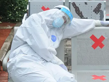Tenaga kesehatan beristirahat setelah tes swab massal di Puskesmas Ciganjur, Jakarta, Kamis (7/1/2020). Lonjakan kasus virus corona berpotensi terjadinya krisis tenaga kesehatan (nakes) karena banyak yang tertular dan gugur saat menangani pasien Covid-19. (merdeka.com/Arie Basuki)