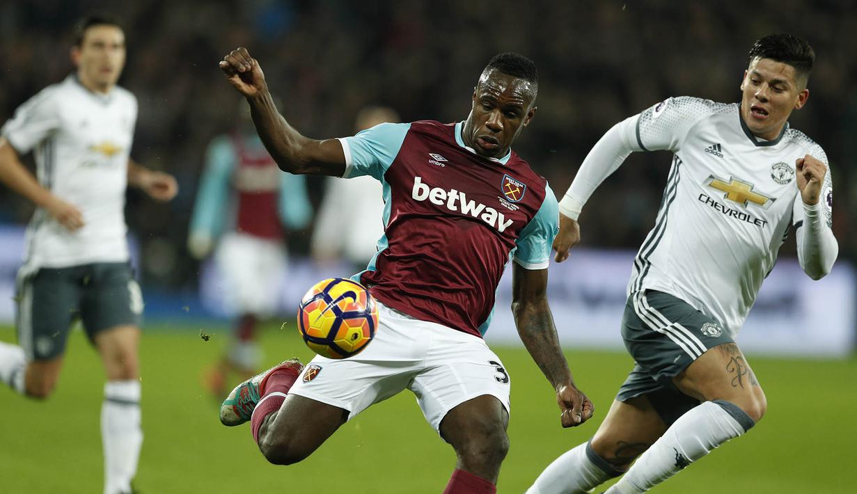 Penyerang West Ham, Michail Antonio, berusaha melewati bek Manchester United, Marcos Rojo. Pada laga ini West Ham mendapatkan peluang dua kali shot on goal, sementara MU enam kali melakukan tembakan ke arah gawang. (Reuters/John Sibley)