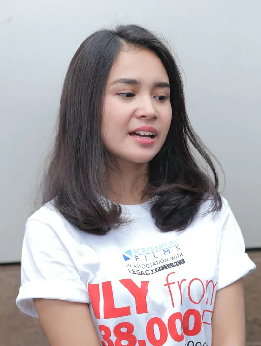 "Yang adegan pisah di bandara, itu benar- benar sedih banget. Aku enggak terbiasa pisah dari pacar, eh nangis. Pas adegan itu, dia (Rizky Nazar) benar-benar punya aku, dan enggak mau pisah dari dia," ujar Michelle. (Andy Masela/Bintang.com)