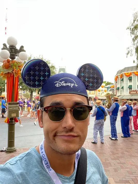 <p>Selain Zaskia Adya Mecca dan Hanung Bramantyo, Arifin Putra juga menghadiri D23 Expo, baru-baru ini, yakni pameran khusus untuk para penggemar Disney dari seluruh dunia. Bintang film Rumah Dara diundang sebagai salah satu wakil Indonesia yang berkesempatan melihat sejumlah cuplikan eksklusif terkait proyek terbaru Disney. Seru banget, deh! (Foto: Dok. Koleksi Pribadi Arifin Putra)</p>