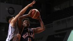 Pebasket Pelita Jaya, Bradford (kanan) berusaha memasukan bola saat diadang pemain Satya Wacana pada laga Perbasi Cup 2017 di Sports Mall, Kelapa Gading, Jakarta, (06/11/2017). (Bola.com/Nick Hanoatubun)