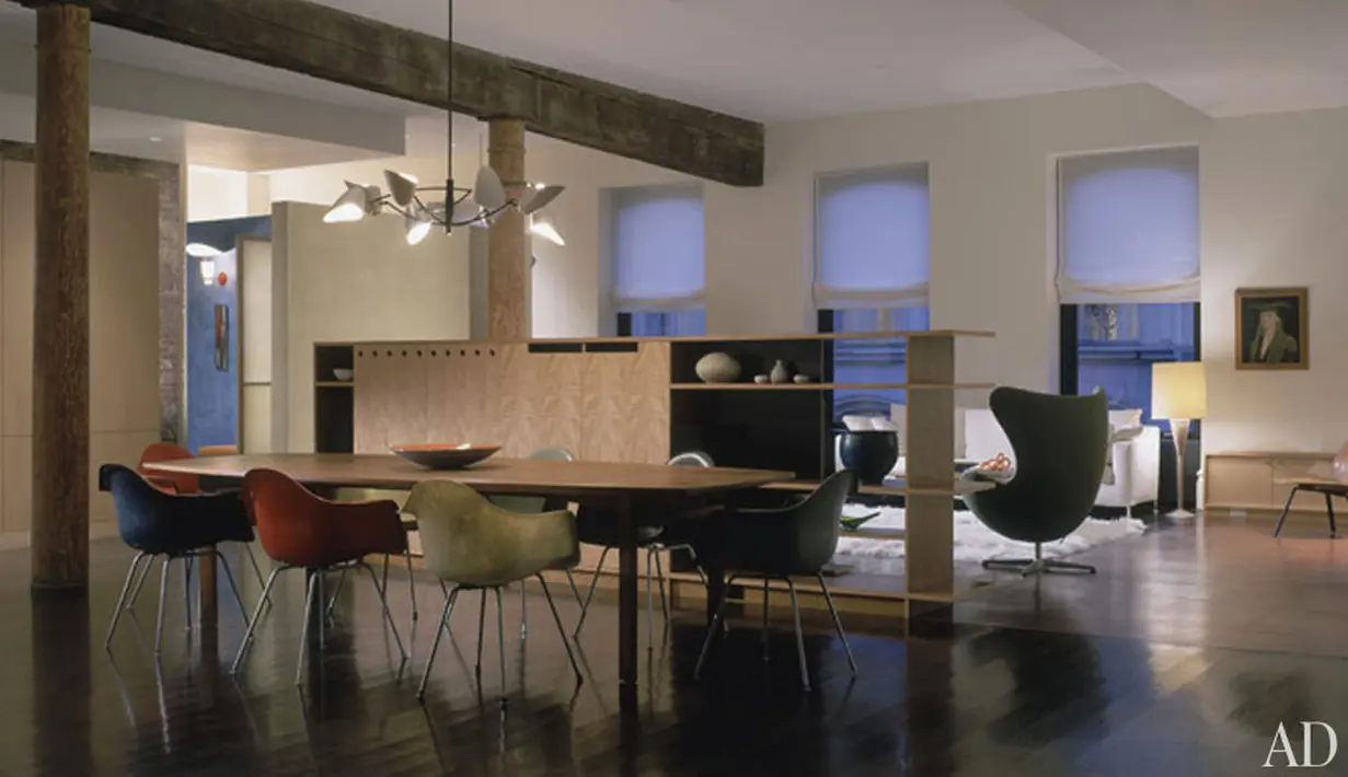 Manhattan - Pemeran film Romeo dan Juliet, Claire Danes, menuangkan gaya modern ke dalam ruang makannya. Tanpa dinding, pengelompokkan ruang diciptakan melalui drop ceiling, balok kayu pada plafon, dan kabinet.(architecturaldigest.com)