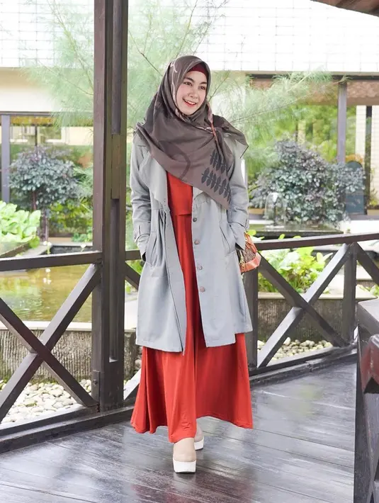 Anisa tidak jarang juga tampil dengan busana yang sedikit formal. Blazer berwarna abu-abu serta hijab berwarna gelap dipadukan dengan busana orange membuat penampilannya tetap menawan. (Liputan6.com/IG/@anisarahma_12)