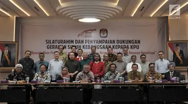 Ketua Gerakan Suluh Kebangsaan Mahfud MD dan sejumlah tokoh menggelar pertemuan dengan ketua serta komisioner KPU di Gedung KPU, Jakarta, Rabu (10/4). Kedatangan Gerakan Suluh Kebangsaan dalam rangka silaturahmi dan mendukung KPU mewujudkan Pemilu fair dan bermartabat. (merdeka.com/Iqbal S Nugroho)