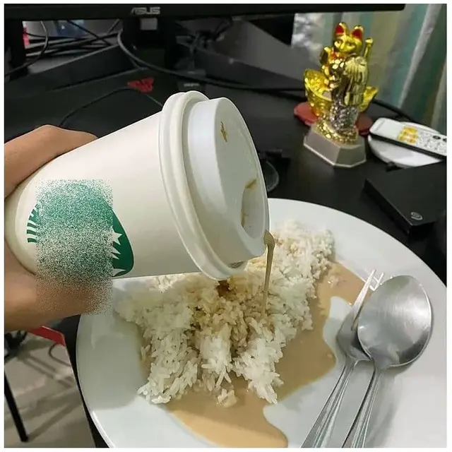 6 Potret Absurd Makan Nasi Berkuah Ini Bikin Tepuk Jidat, Penistaan Makanan