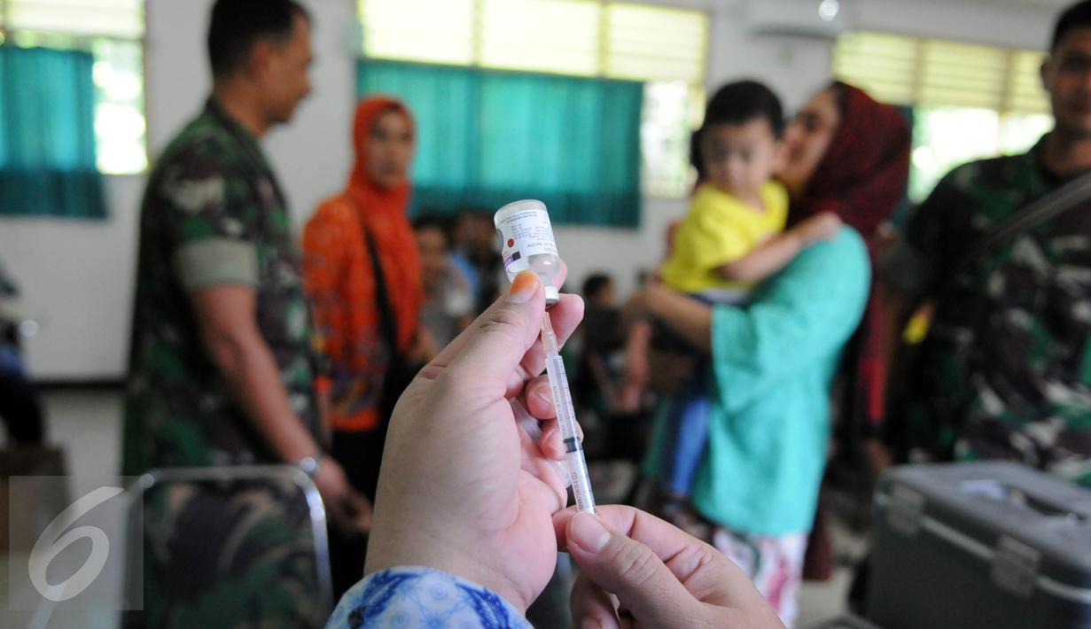 Kopassus menggelar pelaksanaan vaksinasi ulang terhadap anak para anggota TNI yang terindikasi menjadi korban vaksin palsu di Kantor Kesehatan Kopassus, Jakarta, Senin (18/7). Vaksinasi ulang ini juga atas bantuan dari RSPAD. (Liputan6.com/Helmi Afandi)