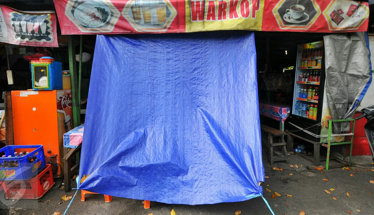 Warung makan tertutup terpal di kawasan perkantoran, Jakarta, Selasa (7/6/2016). Sementara, warung makan yang masih tetap buka menutup ruang makan dengan banner atau kain gordyn untuk menghormati umat Muslim yang berpuasa.(Liputan6.com/Yoppy Renato)