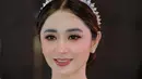 Riasan matanya pun dibuat layaknya pengantin Korea dengan glitter gold di bawah mata. Sementara alisnya hanya diarsir rapi mengikuti garis alis mata asli. [@dewiperssik9]