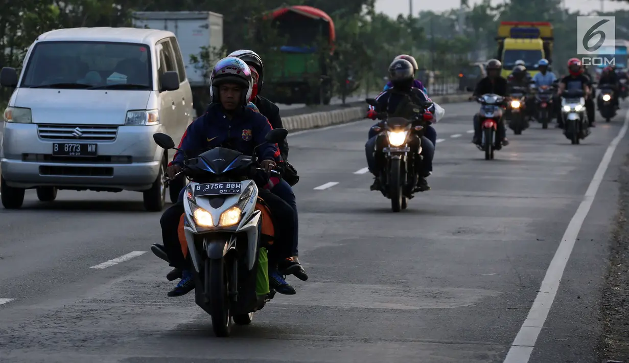Pemudik melintasi Jalur Pantura, Cirebon, Jawa Barat, Rabu (21/6). Kondisi Jalur Pantura saat H-4 Lebaran masih terlihat lancar dan diperkirakan puncak arus mudik akan terjadi pada Kamis - Jumat (H-3/-2 Lebaran) (Liputan6.com/Johan Tallo)