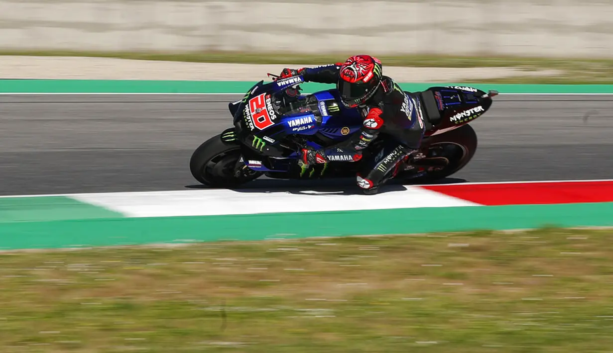 Pemabalap Yamaha Fabio Quartararo mengendarai motornya selama pemanasan sebelum balapan MotoGP Mugello di Sirkuit Mugello, Scarperia, Italia, Minggu (30/5/2021). Fabio Quartararo berhasil meraih posisi pertama. (AP Photo/Antonio Calanni)