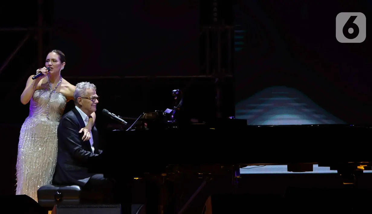 Sementara Katharine McPhee yang juga istri David Foster sukses memukau penonton dengan suara merdunya saat menyanyikan sejumlah lagu. (Liputan6.com/Herman Zakharia)