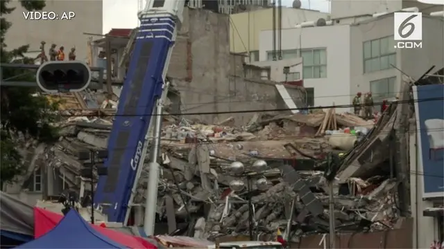 Upaya pembersihan puing bangunan pasca gempa Meksiko terus berlanjut. 38 bangunan hancur, dan 325 orang meninggal akibat gempa.