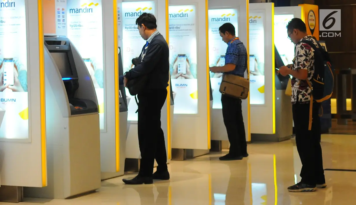 Nasabah melakukan transaksi di ATM Mandiri, Jakarta, Senin (29/4/2019). PT Bank Mandiri Tbk membukukan laba bersih Rp 7,2 Triliun pada Kuartal I 2019. (Liputan6.com/Angga Yuniar)