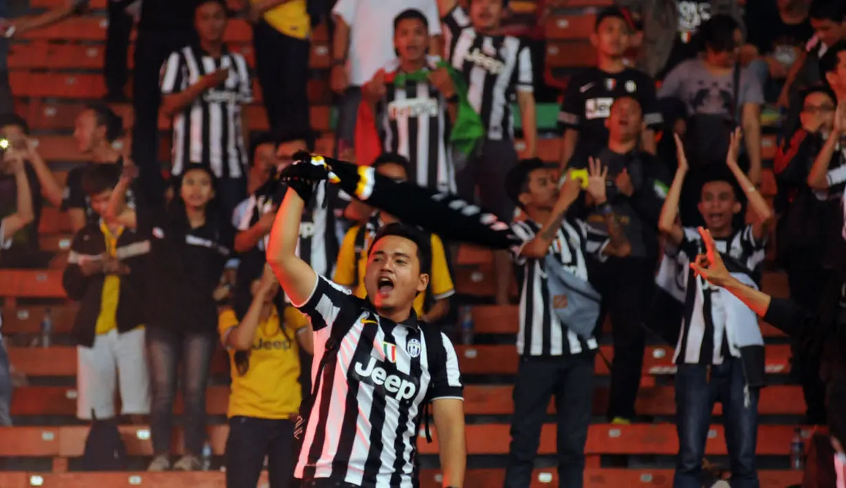 Salah satu suporter Juventus berteriak gembira merayakan kemenangan I Bianconeri atas ISL All Stars 8-1 di Stadion GBK, Jakarta, (6/8/2014). (Liputan6.com/Helmi Fithriansyah)