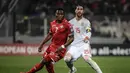 Sergio Ramos membayangi Joseph Mbong pada laga kedua Kualifikasi Piala Eropa 2020 yang berlangsung di Stadion Ta Qali, Malta, Rabu (27/3). Spanyol menang 2-0 atas Malta. (AFP/Filippo Monteforte)