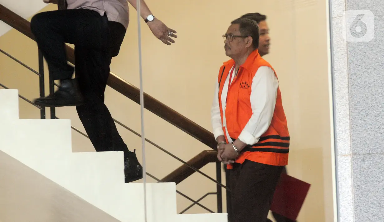 Bupati Indramayu Supendi bersiap menjalani pemeriksaan saat tiba di Gedung KPK, Jakarta, Senin (21/10/2019). Supendi diperiksa perdana terkait dugaan suap pengaturan proyek di lingkungan Pemerintah Kabupaten Indramayu tahun 2019. (merdeka.com/Dwi Narwoko)