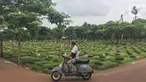 Pengendara sepeda motor melintas di sekitar TPU Pondok Ranggon, Cipayung, Jakarta, Sabtu (28/12/2019). Pengelola TPU Pondok Ranggon mulai memberlakukan tumpang jasad dalam satu liang lahat jelang habisnya masa tampung pada Januari 2020. (Liputan6.com/Immanuel Antonius)