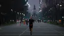 Seorang pria berjogging saat pembukaan kembali area Buenos Aires di Argentina, Senin (20/7/2020). Pembukaan kembali area Buenos Aires, tempat 90% kasus covid-19 ditemukan di Argentina, terjadi saat negara itu melaporkan lebih dari 3 ribu kasus per hari. (AP Photo/Natacha Pisarenko)