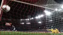 Pemain Napoli Arkadiusz Milik (kiri) mencetak gol ke gawang Juventus yang dijaga Gianluigi Buffon pada final Coppa Italia di Olympic Stadium, Roma, Italia, Rabu (17/6/2020). Napoli menjadi juara Coppa Italia 2019-2020 setelah mengalahkan Juventus lewat drama adu penalti. (Filippo MONTEFORTE/AFP)