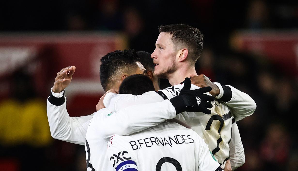<p>Penyerang Manchester United, Wout Weghorst (tengah) berselebrasi dengan rekan setimnya setelah mencetak gol ke gawang Nottingham Forest pada semifinal leg pertama Piala Liga Inggris, Kamis (26/1/2023). Ini merupakan gol perdana Weghorst untuk Manchester United. (AFP/Darren Staples)</p>