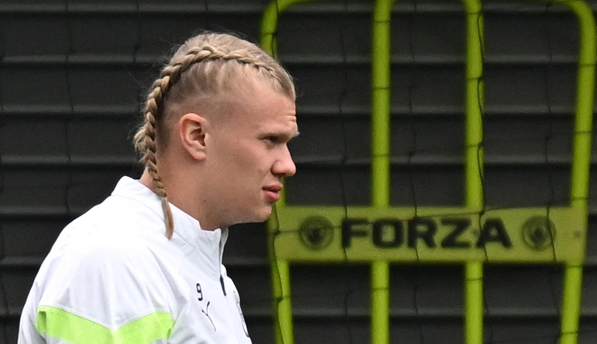 Erling Haaland itu mengubah gaya rambutnya. Pemain asal Norwegia itu tetap membiarkan rambutnya panjang. Namun, eks pemain Dortmund itu mengepang rambutnya. Bukan satu kepang, akan tetapi dua. (AFP/Paul Ellis)