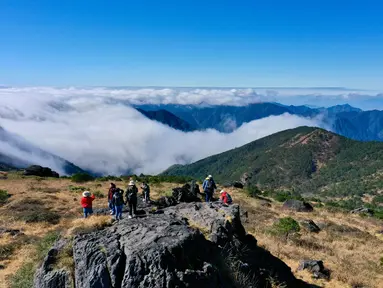 Foto dari udara menunjukkan sejumlah orang bersenang-senang di Taman Nasional Wuyishan, Provinsi Fujian, China tenggara (1/12/2020). Taman Nasional Wuyishan merupakan salah satu dari 10 taman nasional percontohan di China. (Xinhua/Jiang Kehong)