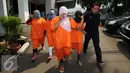 Petugas BNN menggiring tersangka wanita penyelundupan narkoba jenis sabu saat rilis di Jakarta, Selasa (24/5/2016). BNN mengungkap dua kasus penyelundupan narkoba jenis sabu dengantujuh orang tersangka. (Liputan6.com/Helmi Fithriansyah)