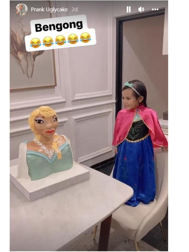 6 Potret Anak Fitri Tropica saat Dapat 'Ugly Cake', Ekspresinya Kocak