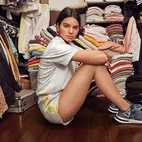 Gaya sportwear Kendall Jenner super keren. (sneakernews.com)