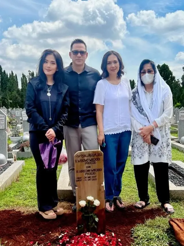 Potret Ira dan Ari Wibowo bersama Eve dan mama saat nyekar ke makam sang ayah (Sumber: Instagram/irawbw)