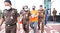 Tersangka kredit fiktif Bank Jatim ditahan. (Dian Kuriniawan/Liputan6.com)