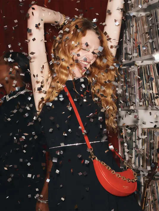 Carlyle adalah siluet yang baru untuk musim ini, dilengkapi dengan hardware berbentuk rantai perpaduan bentuk oval dan bundar. Siluet ini dihadirkan dalam material kulit, textured tweeds, dan houndstooth. Foto: Document/Kate Spade New York.