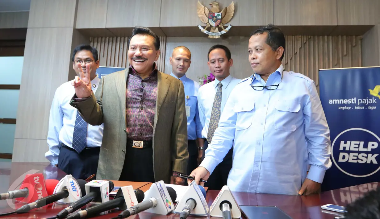 Mantan Kepala BIN, Hendropriyono menyapa awak media di KPP Sudirman, Jakarta, Rabu (21/9). Perserta program pengampunan pajak dari pengusaha nasional makin banyak berdatangan ke kantor pajak untuk melaporkan harta mereka. (Liputan6.com/Angga Yuniar)