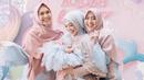 <p>Keceriaan tiga kakak beradik di momen akikah Baby Moana. (Foto: Instagram dr.shindyputri_)</p>