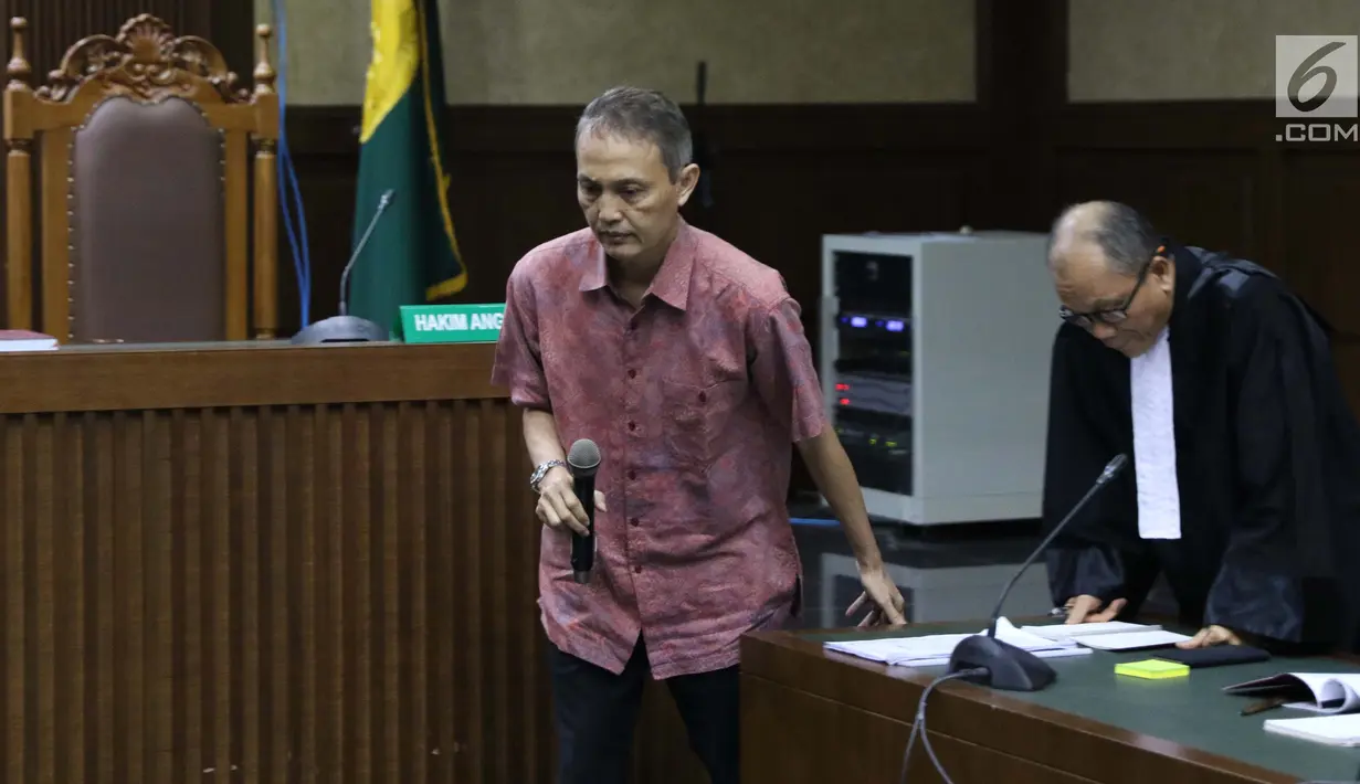 Mantan Direktur Produksi dan Teknologi Krakatau Steel Wisnu Kuncoro saat menjalani sidang dakwaan di Pengadilan Tipikor, Jakarta, Rabu (14/8/2019). Wisnu Kuncoro didakwa menerima suap terkait persetujuan proyek pengadaan dua unit boiler berkapasitas 35 ton. (Liputan6.com/Helmi Fithriansyah)