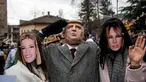 Peserta berpakaian seperti Ivanka Trump, Presiden AS Donald Trump dan Melania Trump saat mengikuti karnaval di desa Vevcani, Macedonia (13/1). Karnaval Vevcani ini selalu digelar setiap tahunnya dan telah berusia 1,400 tahun.(AFP Photo/Robert Atanasovski)