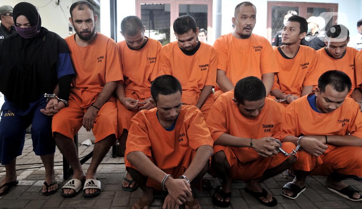 Para tersangka ditunjukkan saat pemusnahan barang bukti narkotika berupa sabu dan ekstasi di Kantor BNN, Jakarta, Senin (9/12/2019). BNN memusnahkan 82,6 kilogram sabu dan 108 ribu butir ekstasi hasil pengungkapan enam kasus selama September hingga November 2019. (Liputan6.com/Iqbal Nugroho)