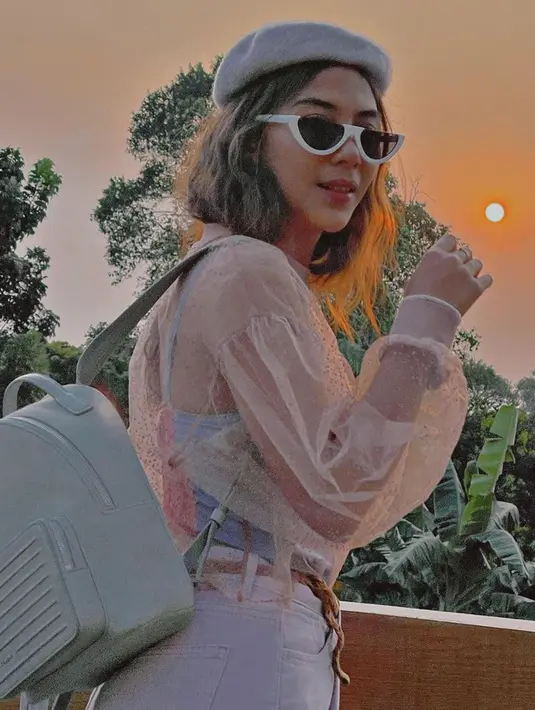 <p>Di beberapa unggahannya, aktris sekaligus model ini memang tampak sering memakai kacamata. Ketika hangout, Adinda Thomas tampil kece dengan memakai kacamata. Busananya dengan gaya kasual pun membuatnya terlihat stylish. (Liputan6.com/IG/@adindathomas)</p>