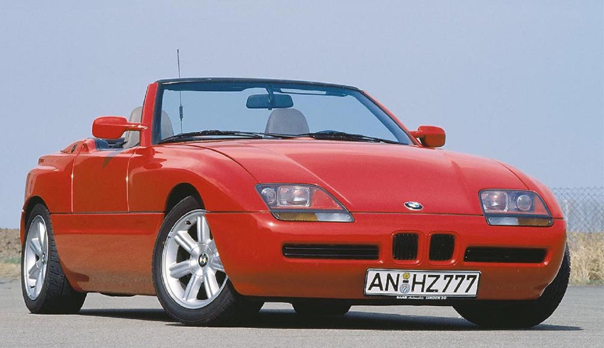 BMW Z1 ini memiliki keunikan pada sistem bukaan pintunya yang tenggelam ke dalam bodi. Mobil ini hanya terproduksi sebanyak 8.000 unit saja. (Source: classicandsportscar.com)