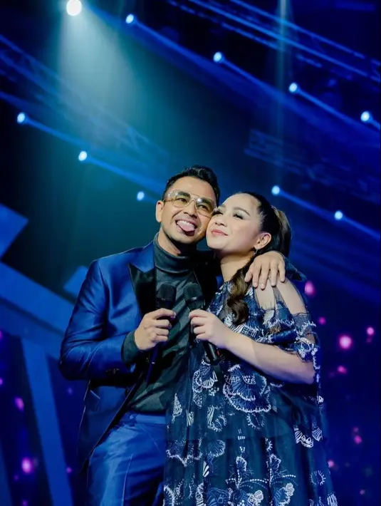 Duet bersama, Nagita Slavina tampil serasi dengan Raffi Ahmad dalam balutan outfit nuansa biru Navy. [@raffinagita1717/wanda_haraa].