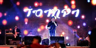 Penyanyi fenomenal Tompi menjadi salah satu penampil di panggung Meikarta Music Festival pada Jumat (25/8/2017). Keberaadaan Tompi saat itu tentu berhasil memikat para pengunjung di hari itu. (Adrian Putra/Bintang.com)