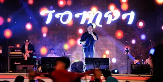 Penyanyi fenomenal Tompi menjadi salah satu penampil di panggung Meikarta Music Festival pada Jumat (25/8/2017). Keberaadaan Tompi saat itu tentu berhasil memikat para pengunjung di hari itu. (Adrian Putra/Bintang.com)